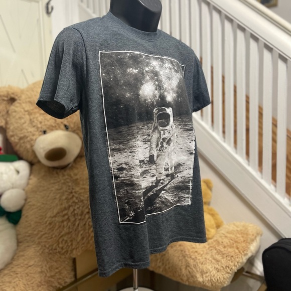 EUC Men’s Medium Rebels & Nomads T-shirt With Neil Armstrong Moon Landing Print - Picture 4 of 8